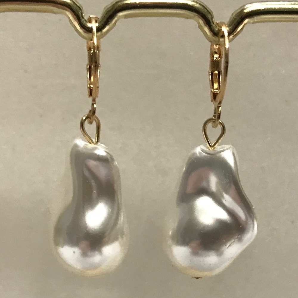 Kate Middleton Gold Hoop with Large Pearl Earrings, Handmade Replicas - Picture 4 of 12